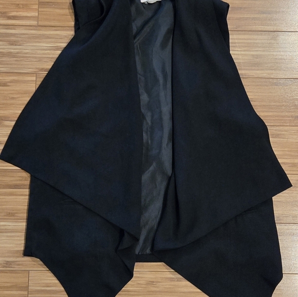 Zenana Black Sleeveless Draped Vest - Picture 3 of 6